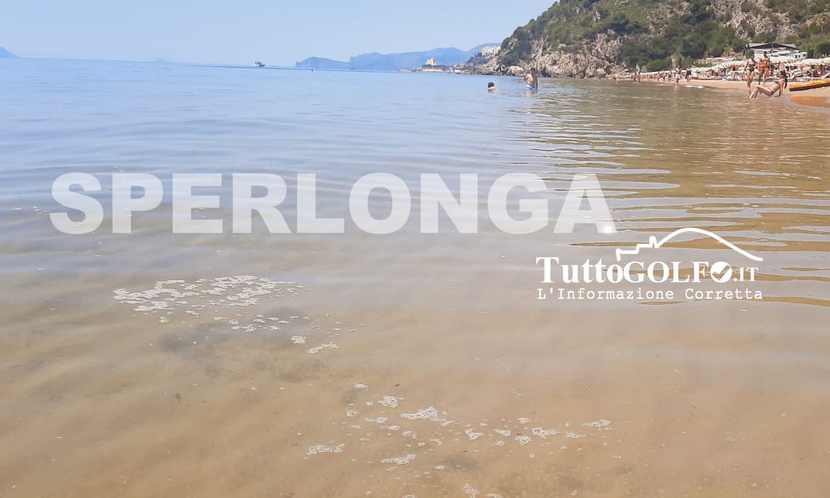 Schiuma in mare a Sperlonga lungo il litorale Bazzano. La segnalazione