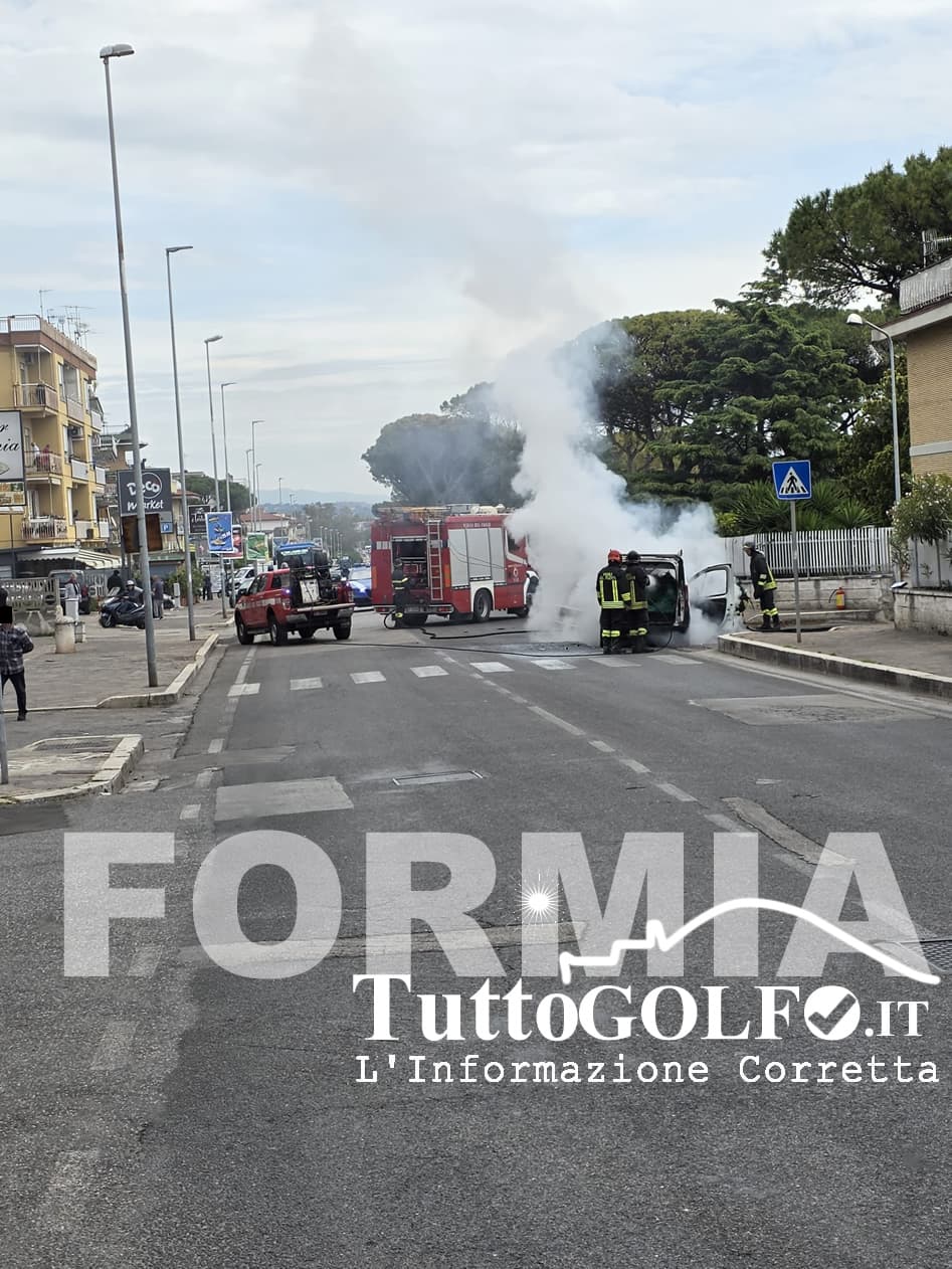 FOTO - Formia, paura sulla via Appia: furgone avvolto dal fumo