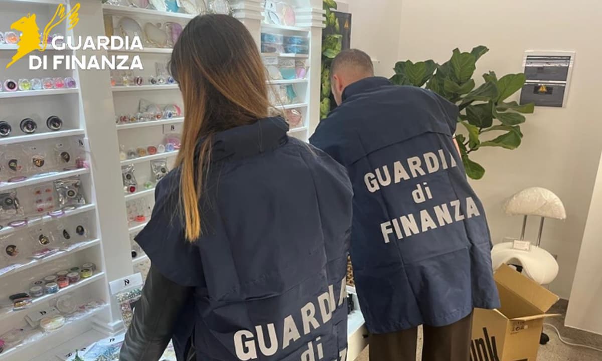 La Guardia di Finanza sequestra più di 13.000 prodotti. Tra questi glitter, decorazioni per onicotecnica e lime