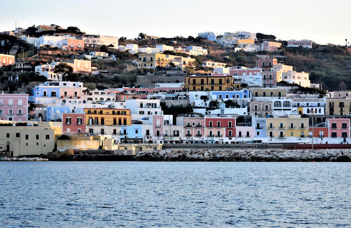 Ponza seconda solo a Capri: prezzi delle case da record
