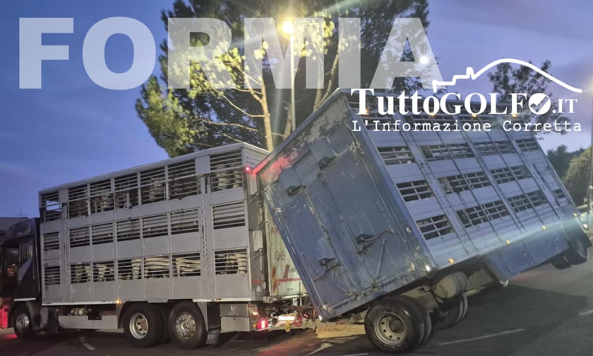 Formia, camion per il trasporto di bestiame in difficoltà a Maranola