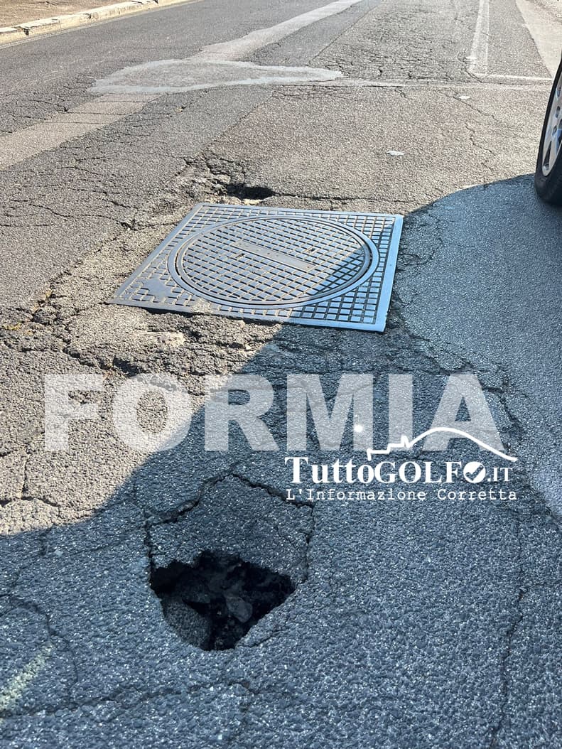 Formia, cede l'asfalto in via Palazzo: si aprono profonde buche sulla carreggiata