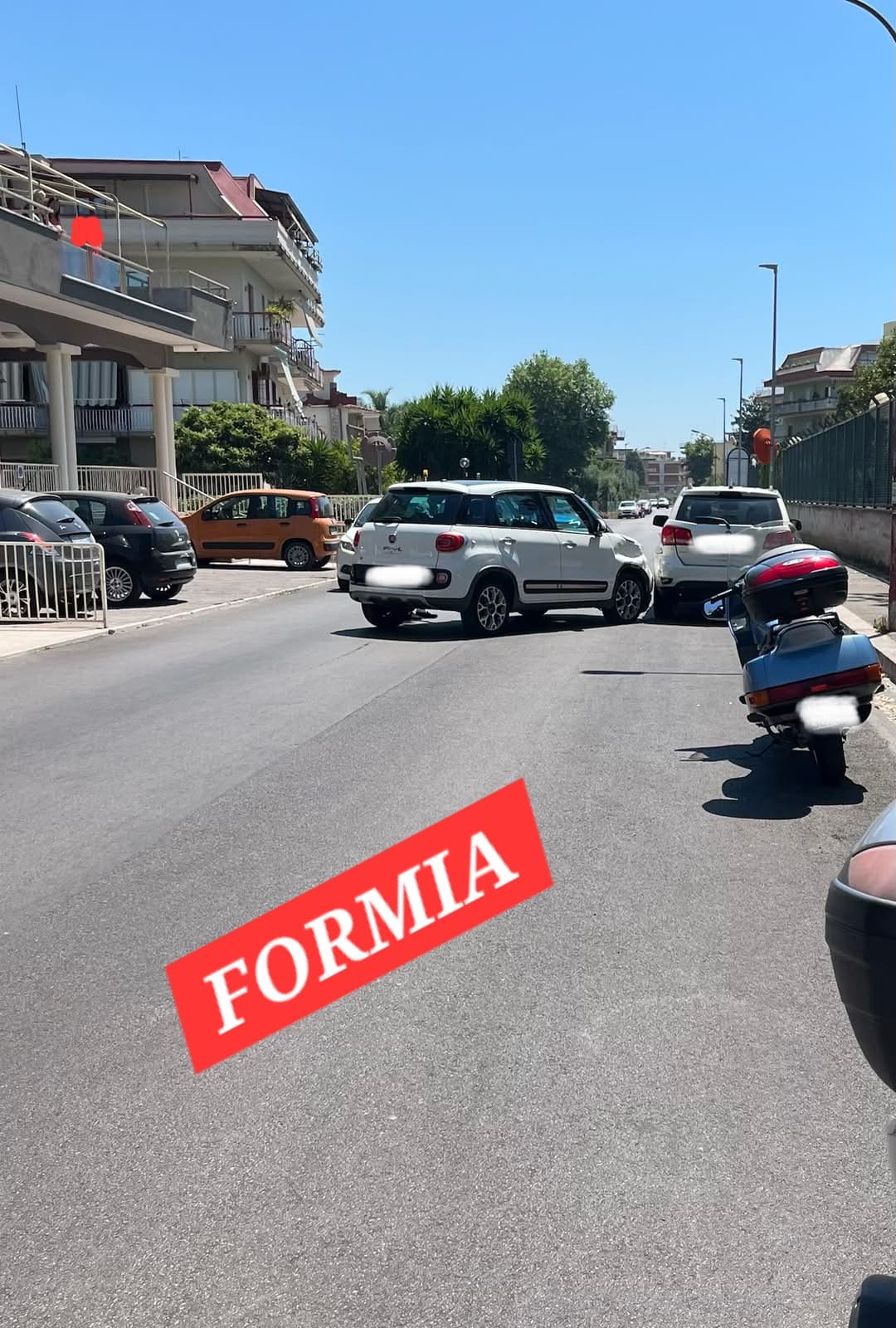 Formia - Auto contro vettura in sosta in via Palazzo: anziano lievemente ferito, nessuna conseguenza grave