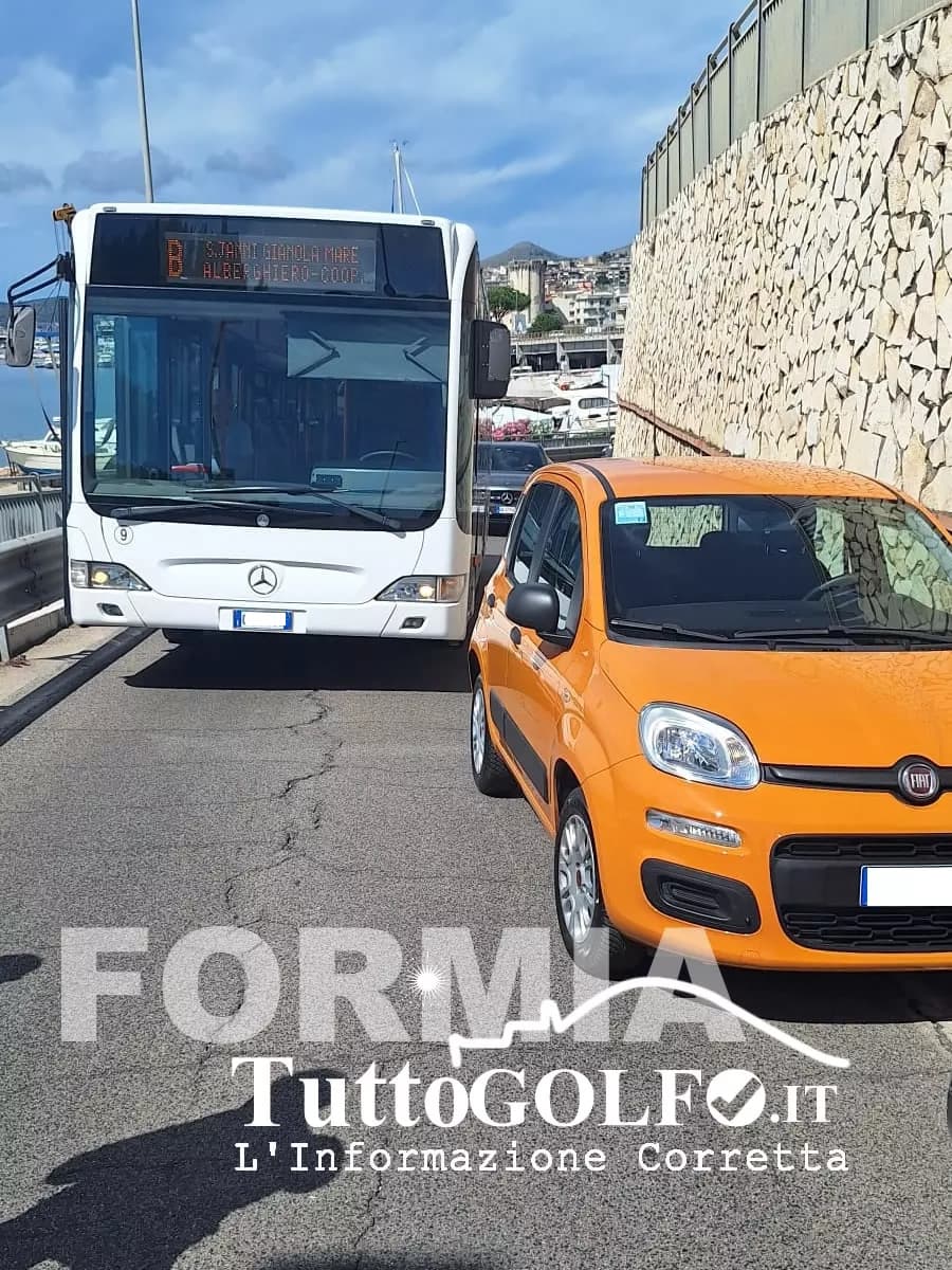 Formia, autobus bloccato dalla sosta selvaggia: traffico paralizzato ai piedi della "rotonda dei Carabinieri"