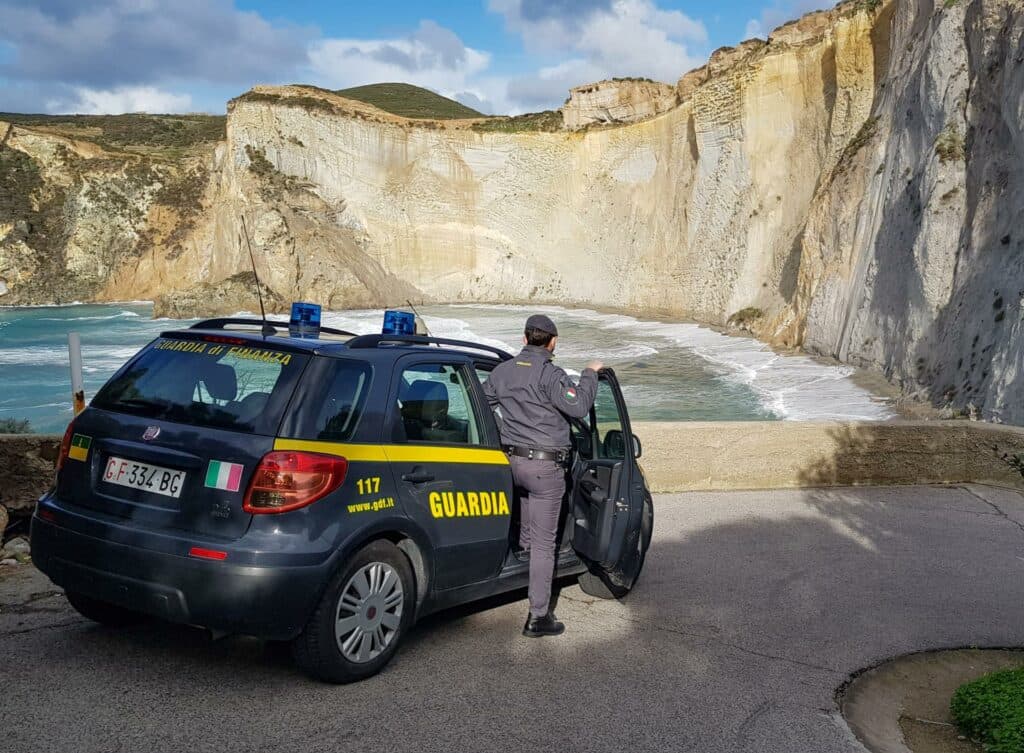 Ponza, 40 chili di hashish nascosti in una grotta di Chiaia di Luna: maxi sequestro della Guardia di Finanza