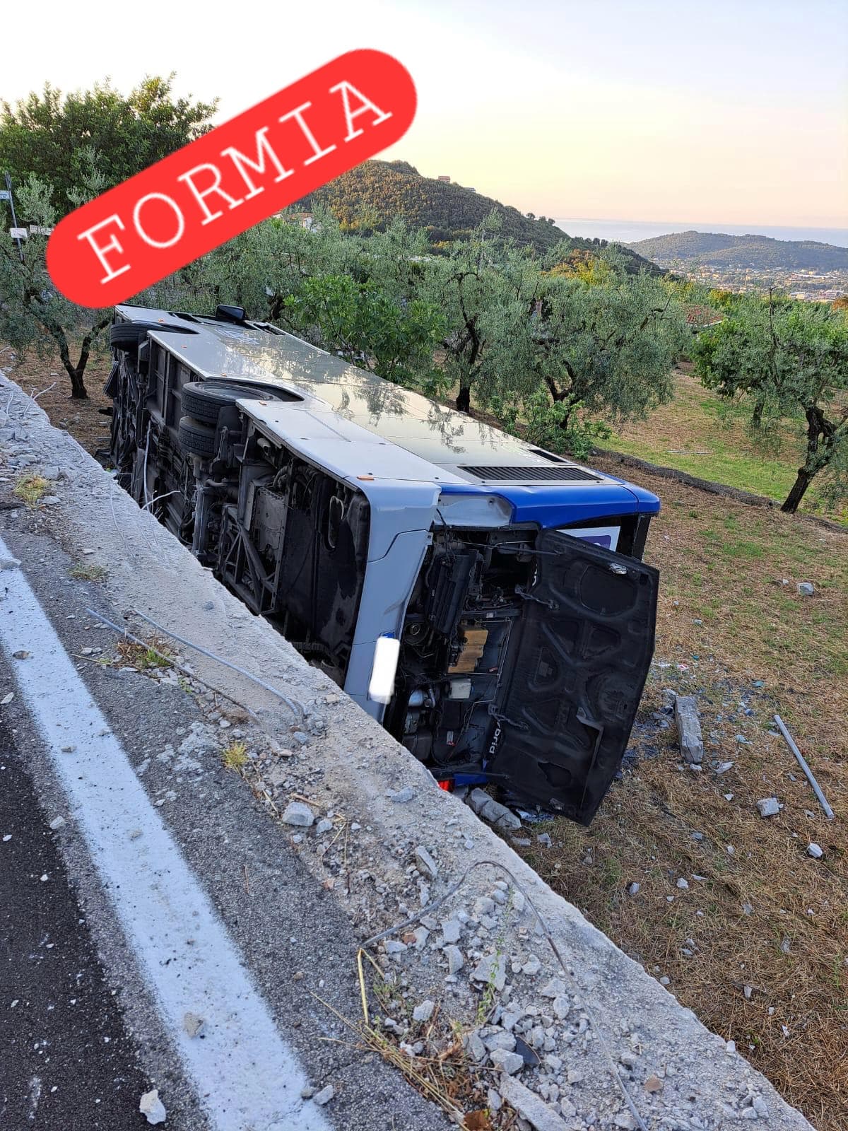 Formia, autobus finisce fuori strada sulla provinciale tra Trivio e Castellonorato: intervento dei Vigili del Fuoco
