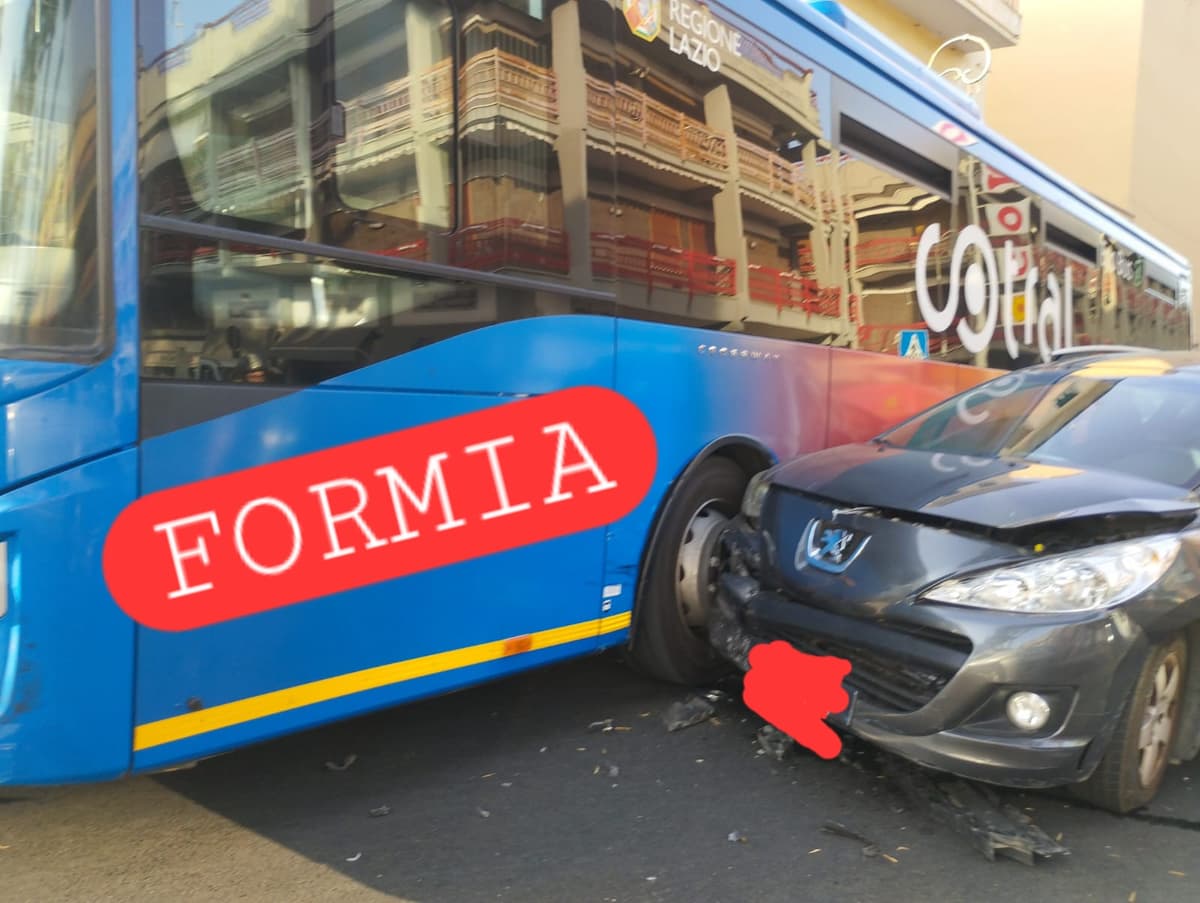 Formia, incidente tra un'auto e un pullman Cotral in piazza Mattej