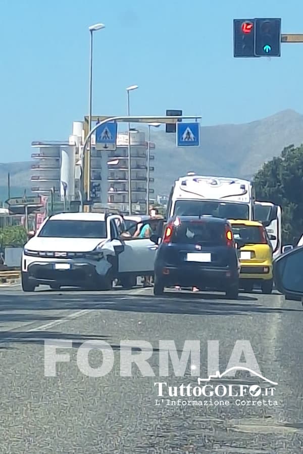 Formia - Incidente sulla Via Appia all'altezza del semaforo di Santo Janni: traffico rallentato