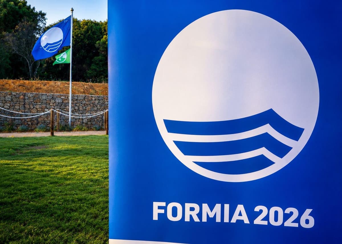Formia festeggia la Bandiera Blu 2026, ma sul web esplode il dibattito: tra schiume estive e diportisti, ecco cosa c'é da sapere
