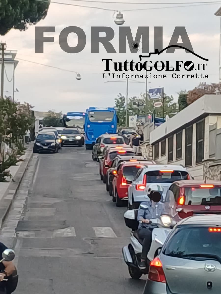 Formia, caos traffico davanti alla stazione: sosta selvaggia e viabilità in tilt a Piazza IV Novembre