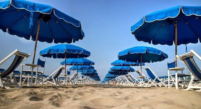 Mare per tutti: ombrelloni e lettini gratuiti sulle spiagge libere di Scauri e Marina di Minturno per le famiglie in condizioni di fragilità