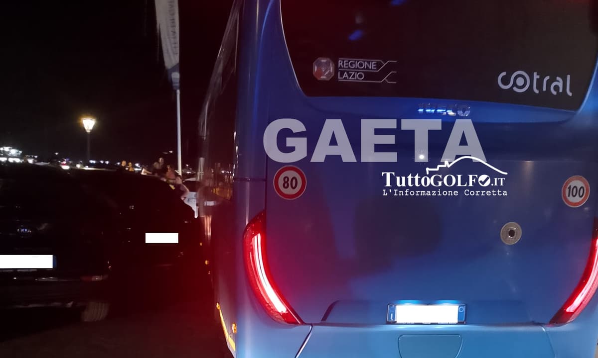Un’auto blocca il bus, Gaeta resta paralizzata: un’ora e mezza di caos in piazza Traniello