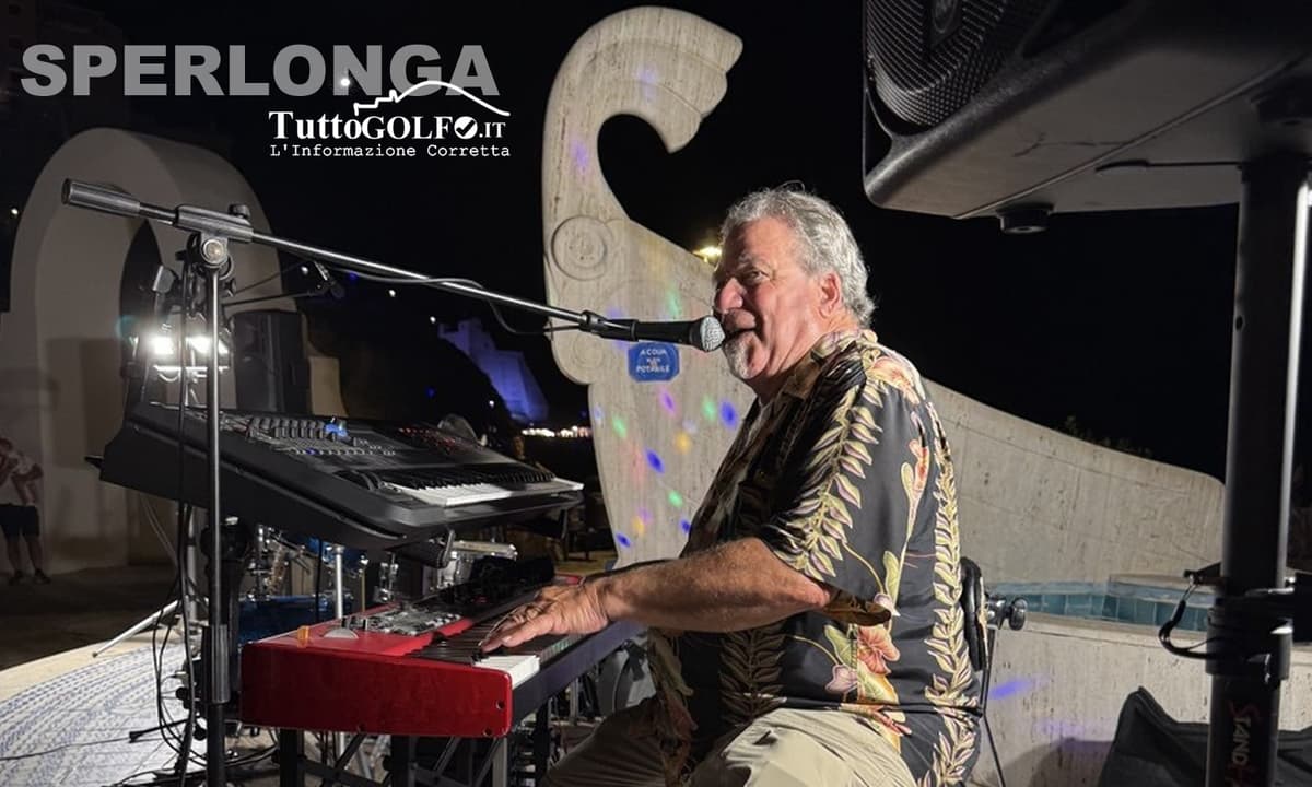Magia blues a Sperlonga: esibizione a sorpresa di Mitch Woods in Piazza Fontana