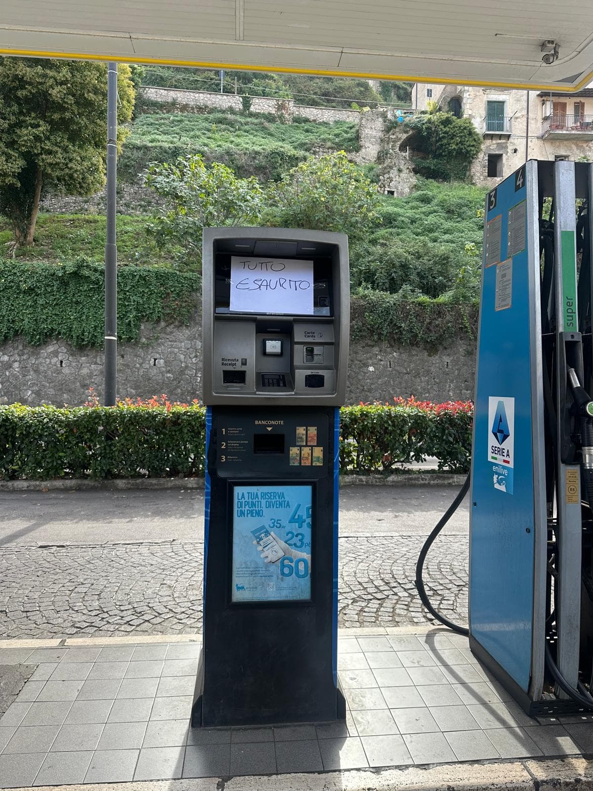 Un distributore segnala il tutto esaurito ad Itri