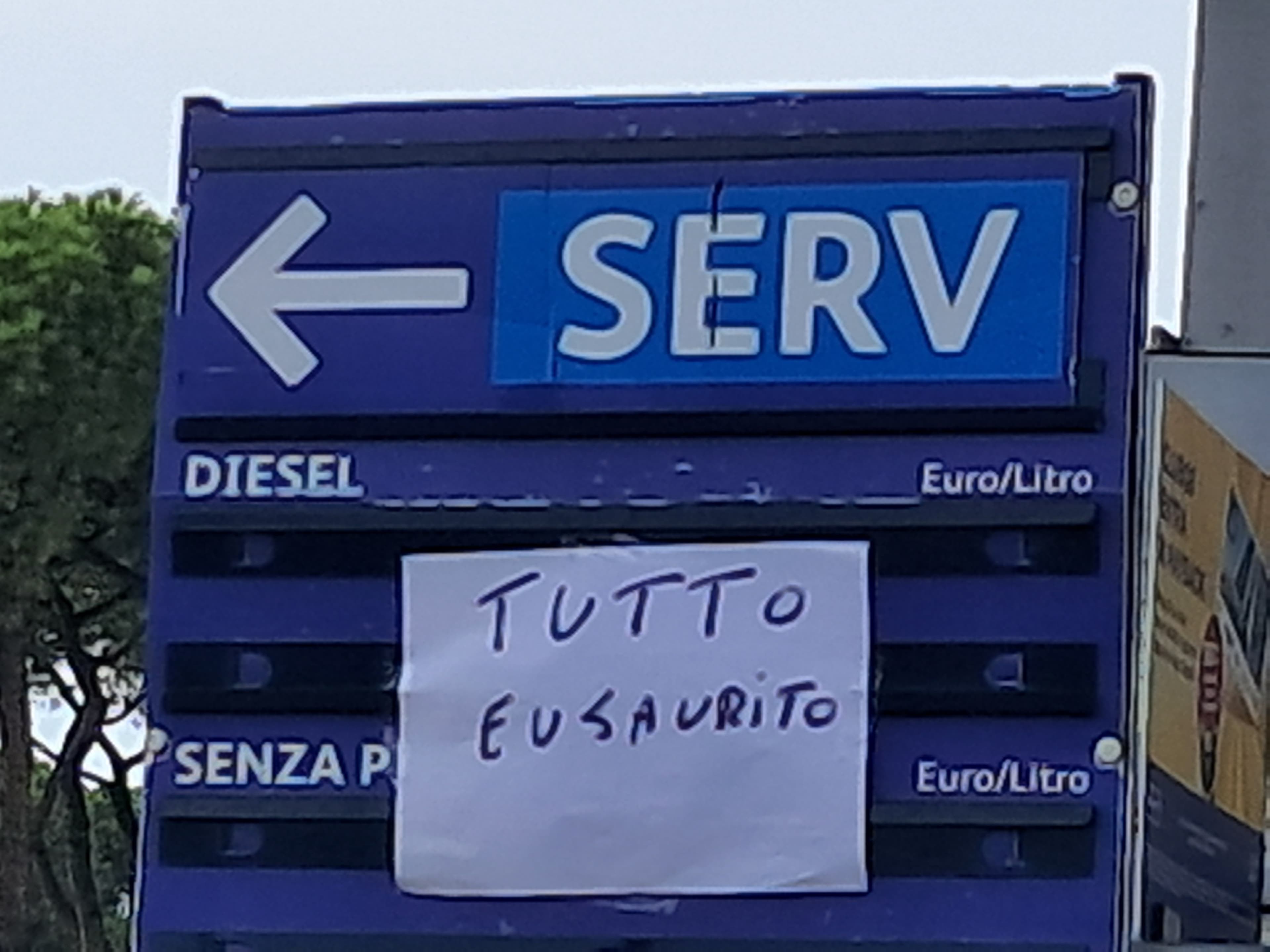 Un distributore segnala il tutto esaurito a Formia