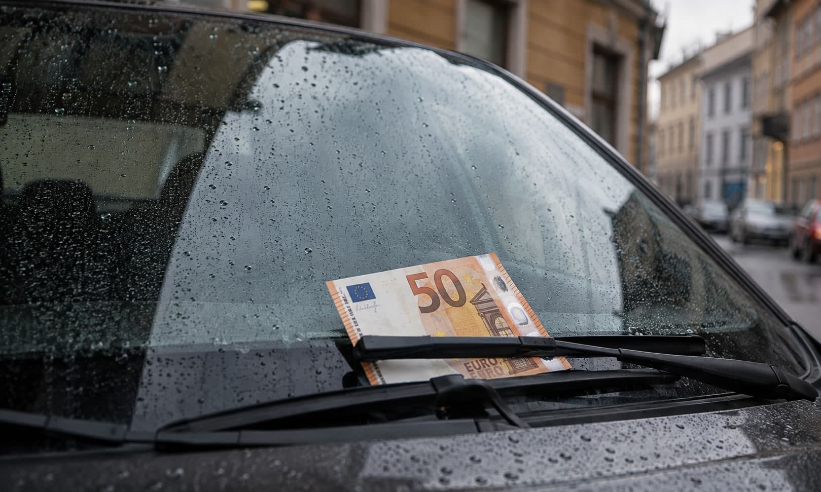Banconota 50 euro tergicristalli parabrezza