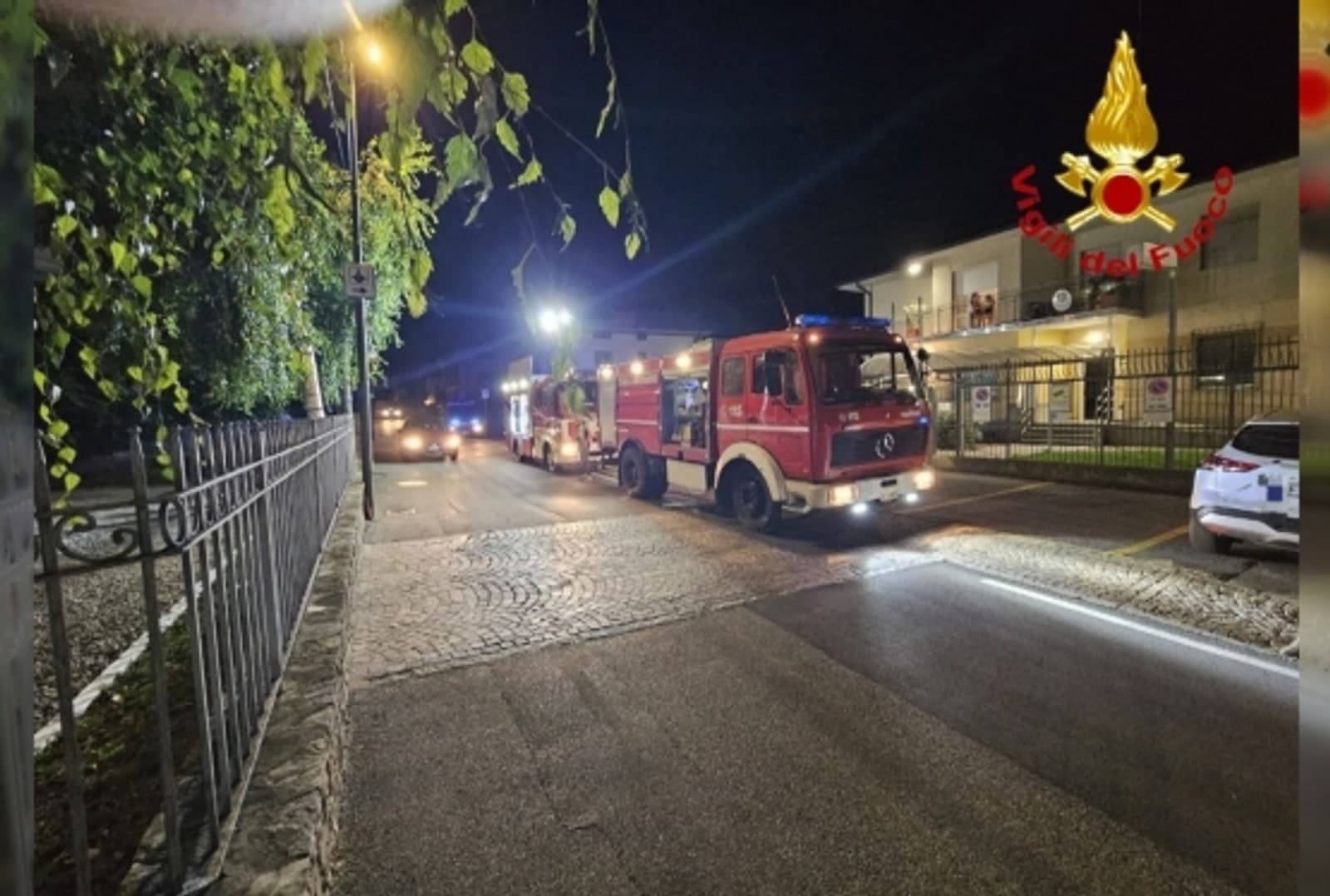 Incendiano due tavoli davanti ad un esercizio commerciale in zona pub. Arrestati i presunti autori