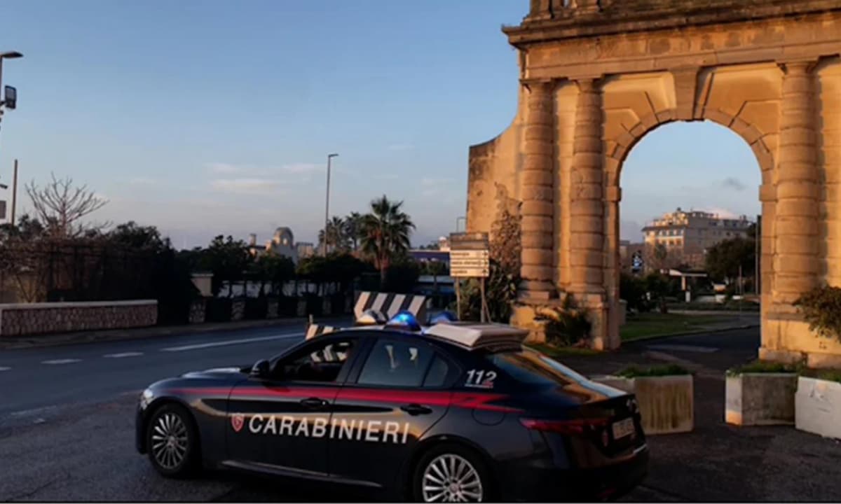Ruba un'auto e investe un pedone 38enne durante la fuga