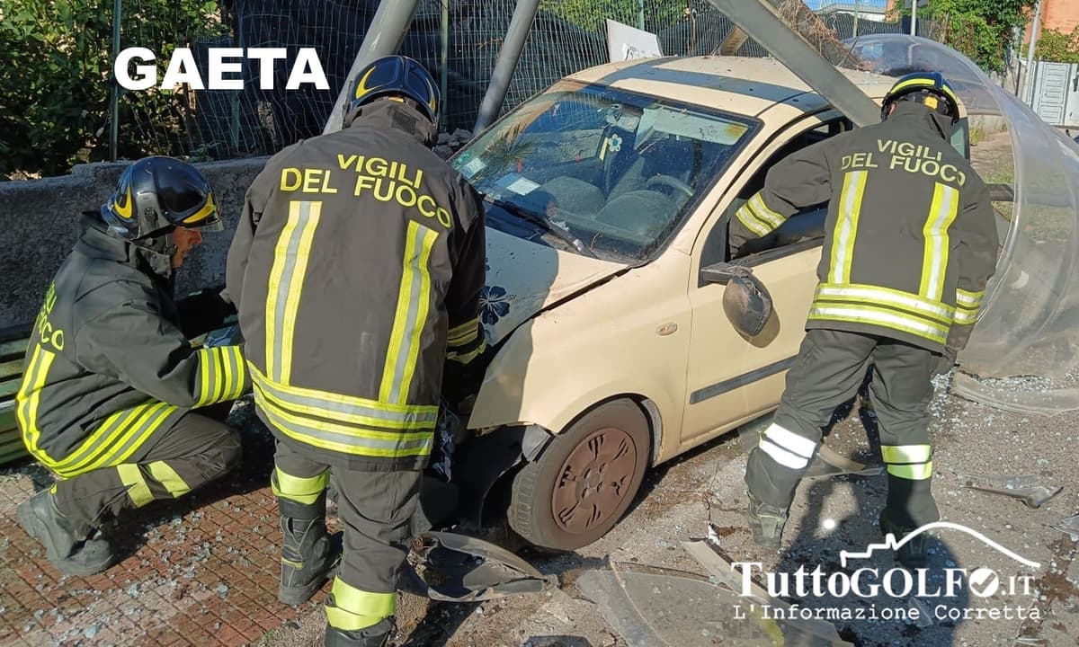 Gaeta, auto contro la pensilina di una fermata: illeso il conducente