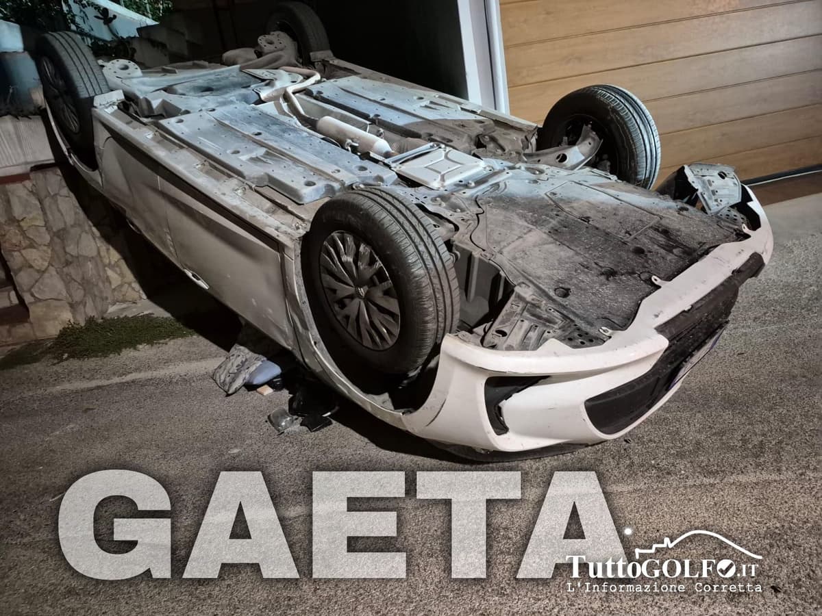 Auto ribaltata nella notte in Viale Argentina a Gaeta