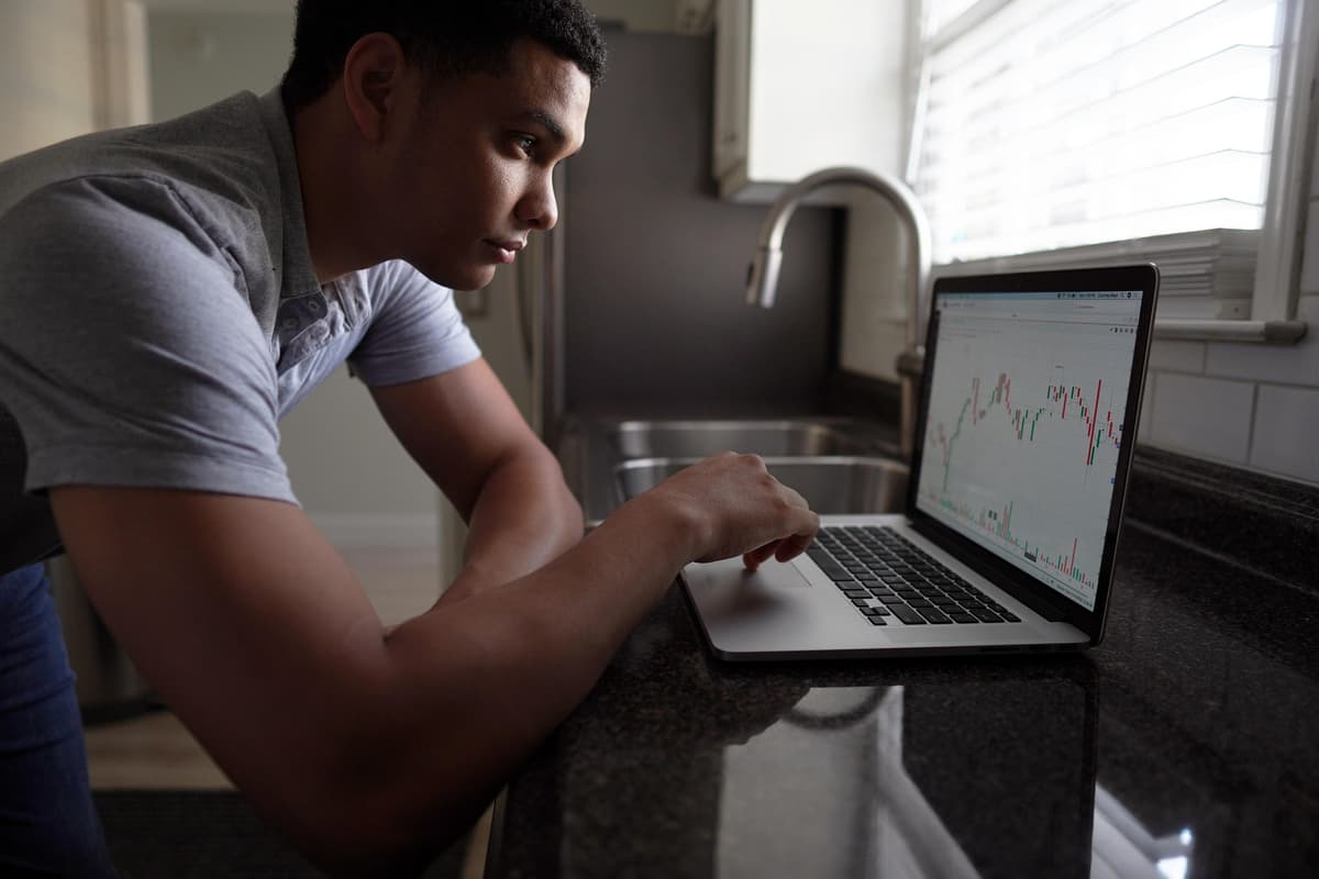 Giovani e investimenti: perché la generazione Z si avvicina alla finanza attraverso social, app di trading e asset digitali