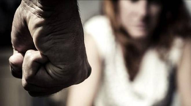 Non rispetta il divieto di avvicinamento alla ex, ristretto ai domiciliari