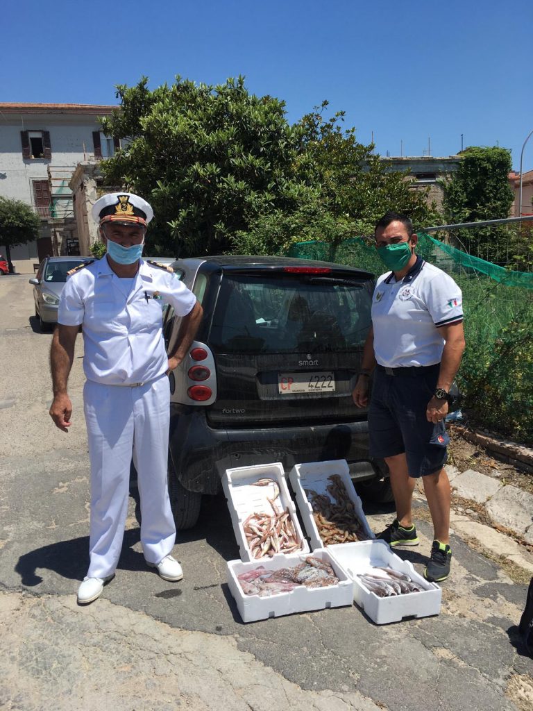 SCAURI: INTERCETTATI SULLA SPIAGGIA VENDITORI DI PESCE SEQUESTRATO DALLA GUARDIA COSTIERA