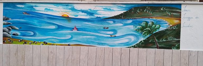 SCAURI: UN NUOVO MURALE DI LIDIA FERRARA, DEDICATO ALLA SPIAGGIA DEI SASSOLINI GRAZIE AI MECENATI GIOVANNI E MARIA DI MICCO