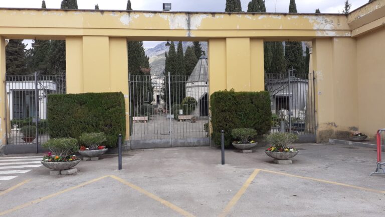 FORMIA – CHIUDONO I CANCELLI DEI CIMITERI A CAUSA DI UN SOSPETTO CONTAGIO COVID-19 DA PARTE DI UN OPERATORE