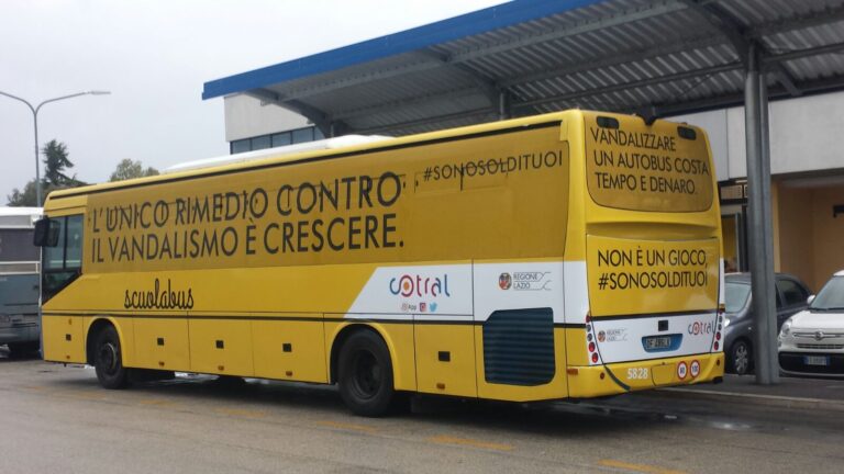 BABY VANDALI IN AZIONE SUI BUS. LA POLIZIA NE INDIVIDUA SEI, DI CUI CINQUE MINORENNI