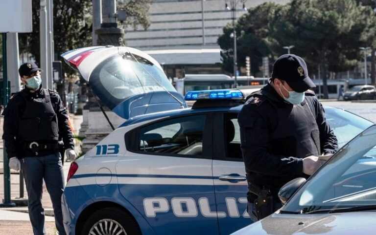 DIGOS INDIVIDUA FUORI DAL CARCERE QUATTRO DONNE CHE SPARANO FUOCHI PIROTECNICI IN ONORE DEI CARCERATI