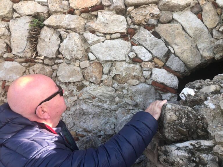 SPERLONGA: SOPRALLUOGO DELL’ARCHEOLOGO DI MARIO ALLA CAVITA’ EMERSA CON MAREGGIATE