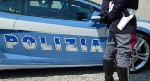 poliziott6o con pistola