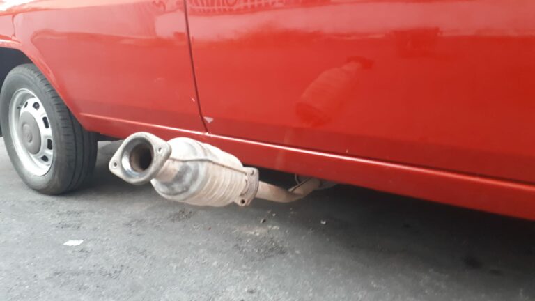 Formia, ladri di marmitte beccati da un residente