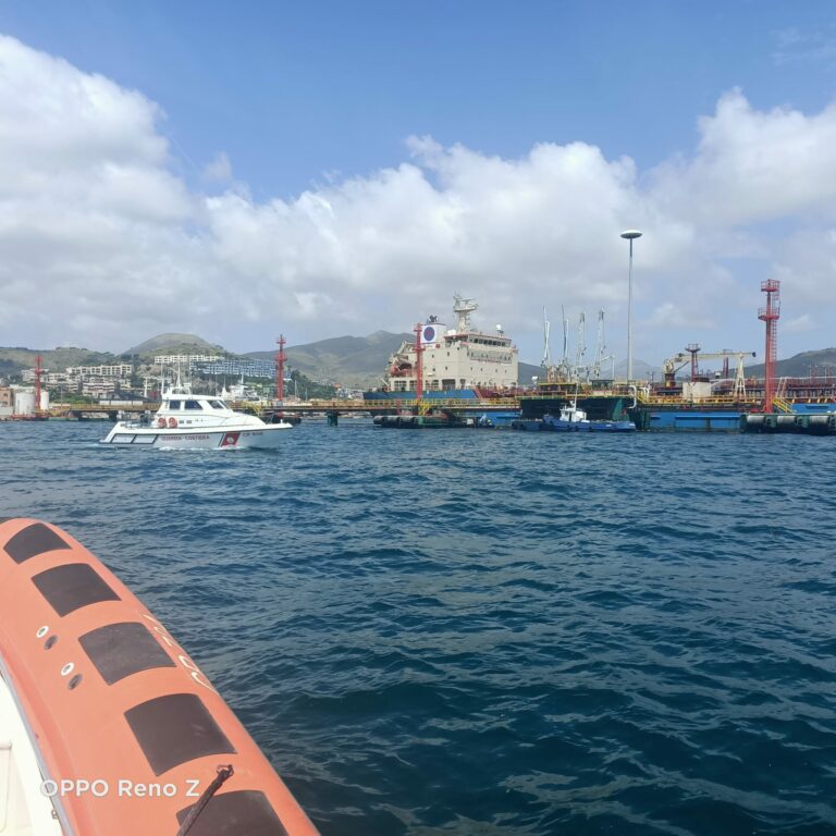 Gaeta: Esplosione e sversamento di idrocarburi nell’area portuale, protagonista la Guardia Costiera