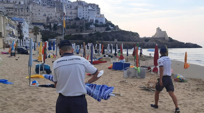 sequestro ombrelloni attrezzature da spiaggia guardia costiera pre posizionamento sperlonga