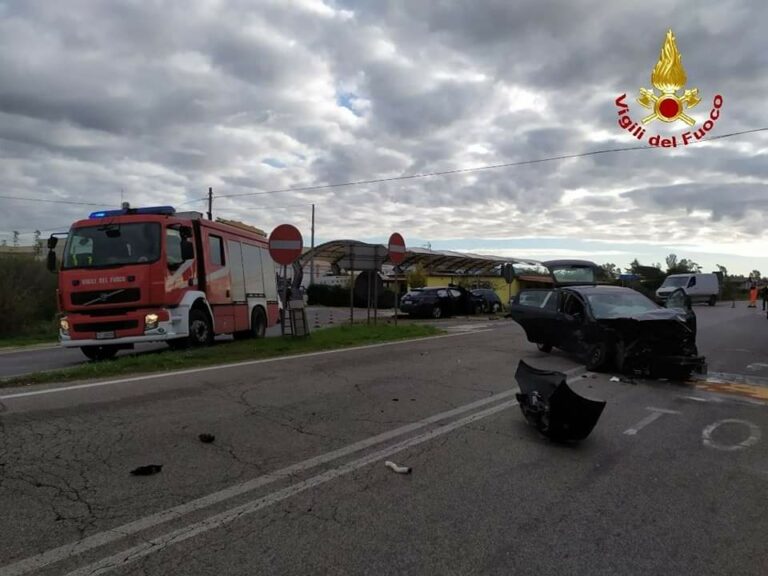 Incidente stradale: Ferito estratto dai Vigili del Fuoco