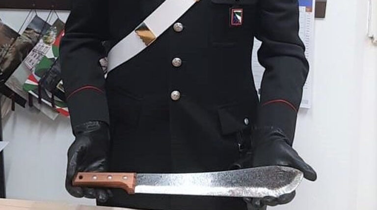 Tentato omicidio: Aggredisce il nipote con un machete