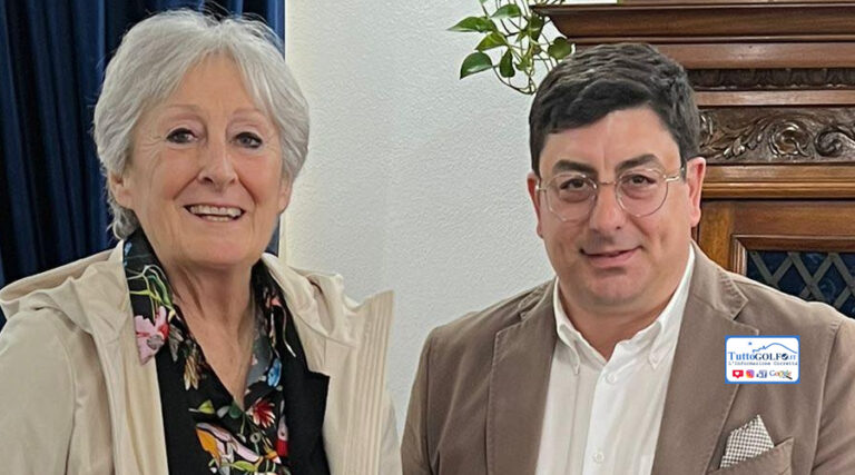 𝐋’𝐚𝐛𝐛𝐫accio 𝐝𝐢 𝐅𝐨𝐫𝐦𝐢𝐚 𝐚𝐥𝐥𝐚 𝐜𝐚𝐦𝐩𝐢𝐨𝐧𝐞𝐬𝐬𝐚 𝐨𝐥𝐢𝐦𝐩𝐢𝐜𝐚 𝐒𝐚𝐫𝐚 𝐒𝐢𝐦𝐞𝐨𝐧𝐢, 𝐩𝐞𝐫 𝐟𝐞𝐬𝐭𝐞𝐠𝐠𝐢𝐚𝐫𝐞 𝐥𝐞 𝐢𝐦𝐩𝐫𝐞𝐬𝐞 𝐝𝐞𝐥𝐥’𝐨𝐫𝐨 𝐝𝐢 𝐌𝐨𝐬𝐜𝐚 𝟏𝟗𝟖𝟎