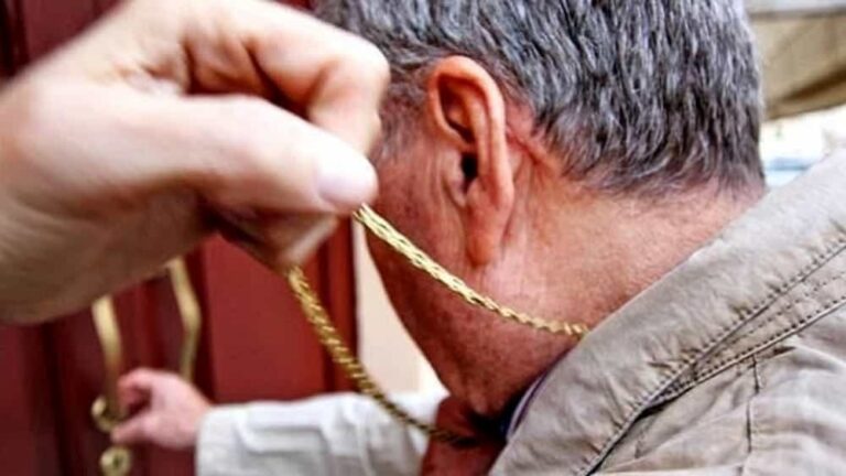 Strappano dal collo di un 73enne un monile d’oro. Per guadagnarsi la fuga lo hanno strattonato facendolo cadere