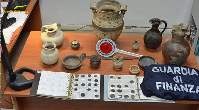 Beni archeologici sequestrati dalla Guardia di Finanza. Monete, anfore e pezzi della collezione Navarra