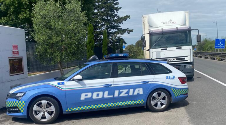 Percorre a zig-zag la ss148 Pontina. Fermato dalla polizia stradale