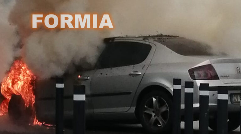 Auto in fiamme fuori al Cimitero di Formia