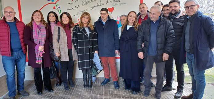 Foto di gruppo dei presenti alla consegna dei lavori scuola elementare maranola