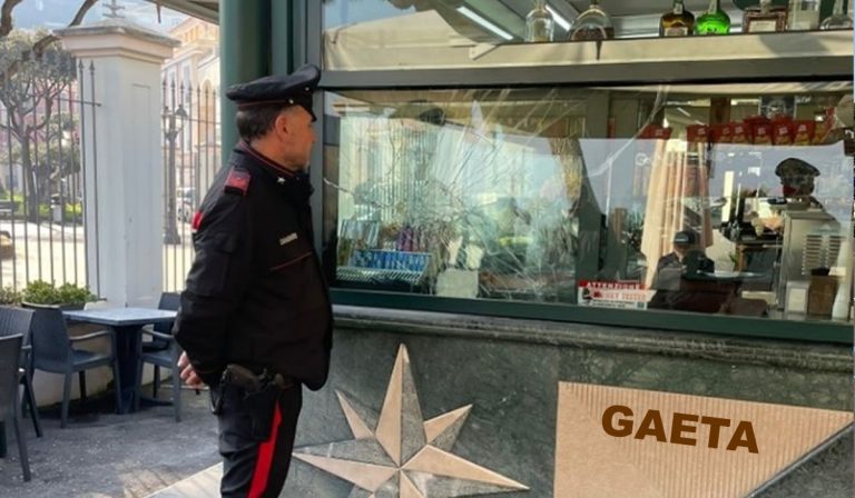 Gaeta: danneggia la vetrata di un noto bar. Deferito