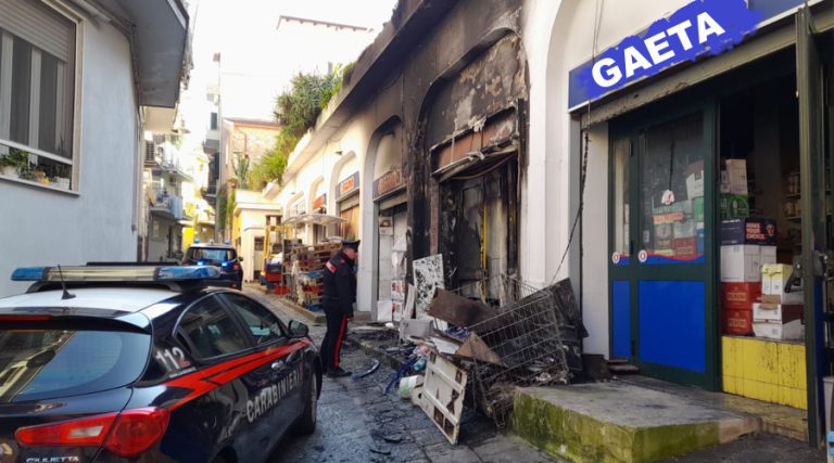 Gaeta, Via Indipendenza: l’incendio di alcuni cassonetti ha divampato nell’adiacente Supermercato