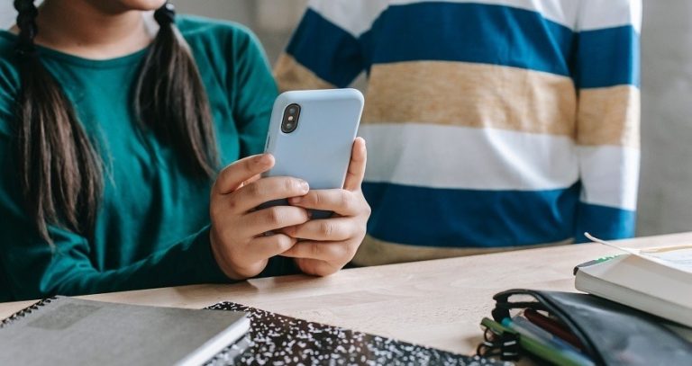 Cellulari in classe, Valditara: Sconsigliato l’uso dalla scuola d’infanzia alla scuola media