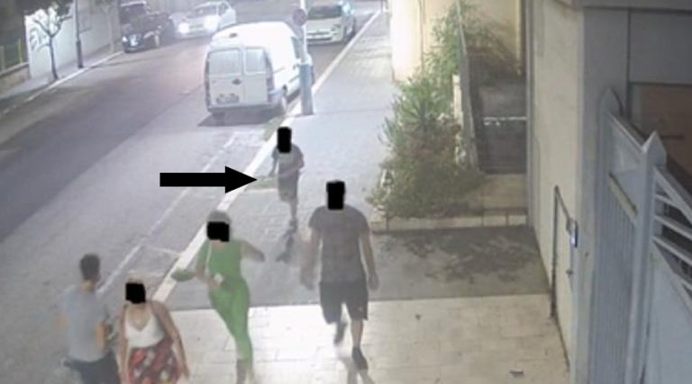 Lite tra vicini a Fondi: colpisce con un’ascia l’auto e li minaccia con un bastone terrorizzando i figli minori