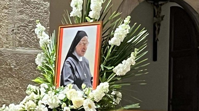 Bagno di fedeli fondani per Suor Giovanna alla messa in suffragio di Suor Anna morta a 109 anni