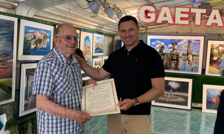 GAETA – CONSEGNATO ENCOMIO AL NOTO ARTISTA GAETANO GIANNI GUADALAXARA
